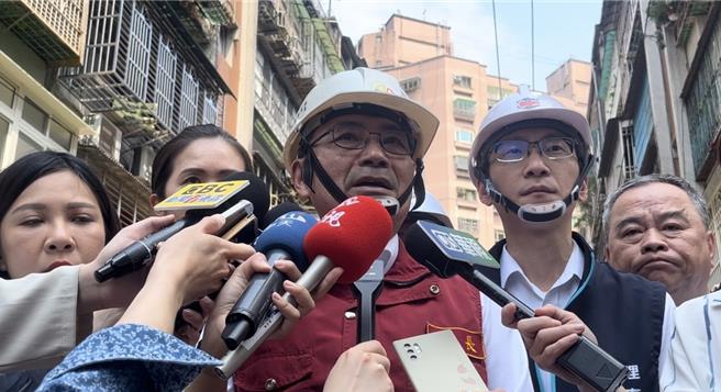 新北市长侯友宜今（4）日视察表示，经检测后目前看起来有一栋比较严重，其他下午会再检视。（刘玮晴摄）