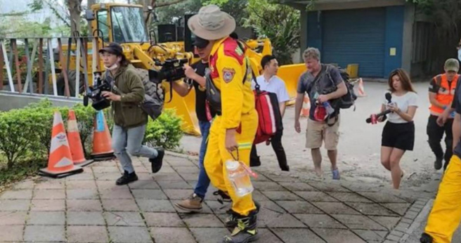 8外籍客慘困中橫一夜，巧遇交通車獲救，「一身泥灰」笑喊：很幸運。(特搜救災指揮中心提供)
