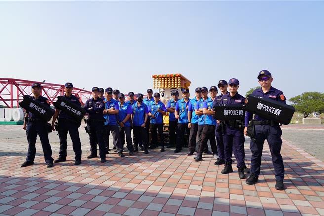 云林县警局召集有基本战技的常训技术教官及助教人员14人，以及霹雳小组7人编组成立「特殊警力护轿大队」。（云林县警局提供）