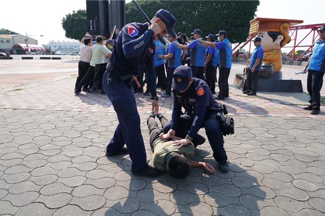 警方日前在西螺大桥广场演练制伏滋事分子，过程逼真令人震慑。（云林县警局提供）