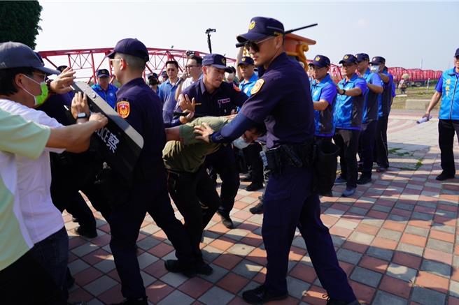 警方日前在西螺大桥广场演练制伏滋事分子，过程逼真令人震慑。（云林县警局提供）