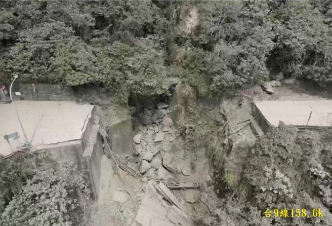 0403花莲大地震，造成省道公路系统多处落石坍方，阻断通行，图为苏花路廊大清水隧道北口的下清水桥断裂。（公路局提供／蔡亚桦台北传真）