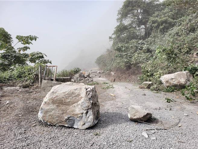 王薇君po出照片表示，地震若是早一天或晚一天，必定伤亡更为惨重。（翻摄王薇君脸书）