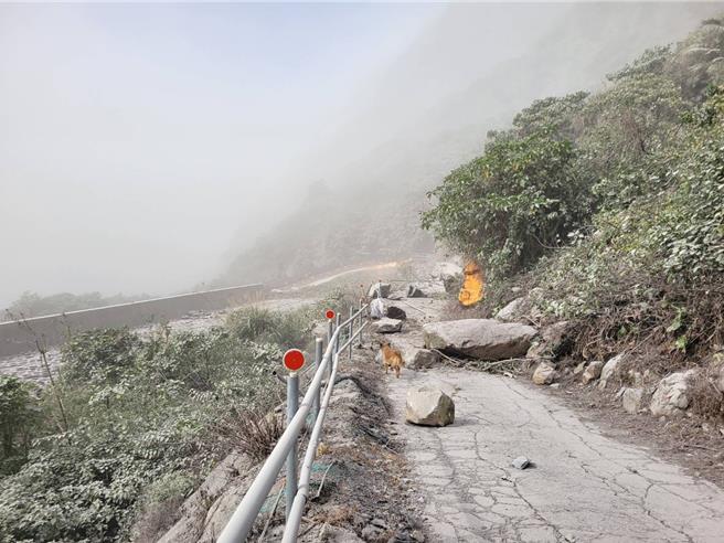 台铁太鲁阁列车事故3周年追思会刚办完，隔天随即发生强震，落石崩落砸毁会场。（翻摄王薇君脸书）
