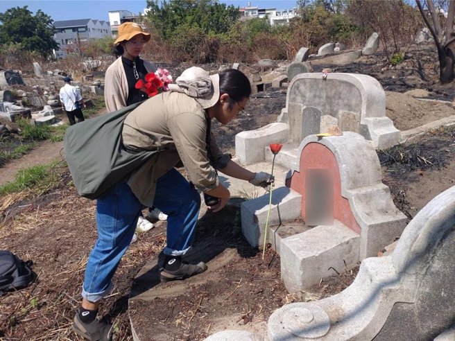 台南市重現府城水文促進會等團體發起「關懷南山公墓孩子」，今天走訪20多處囝仔墓掃墓。（曹婷婷攝）
