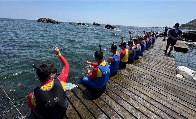 基隆市消防局为增补潜水救援队队员，近日于龙洞湾海洋公园举办潜水人员的入训选拔活动，透过一系列挑战，选出15位潜水人才为民服务。（基隆市消防局提供／徐佑升基隆传真）