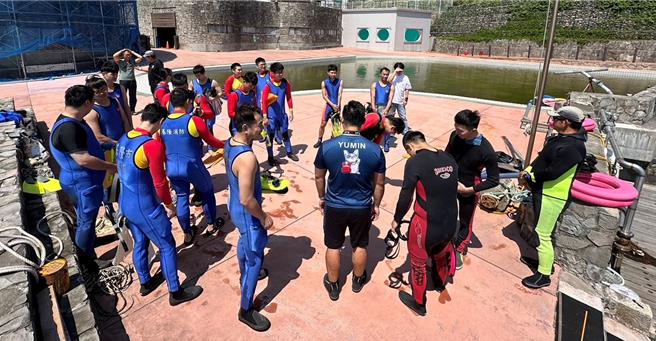 基隆市消防局为增补潜水救援队队员，近日于龙洞湾海洋公园举办潜水人员的入训选拔活动，透过一系列挑战，选出15位潜水人才为民服务。（基隆市消防局提供／徐佑升基隆传真）