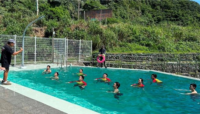 基隆市消防局为增补潜水救援队队员，近日于龙洞湾海洋公园举办潜水人员的入训选拔活动，透过一系列挑战，选出15位潜水人才为民服务。（基隆市消防局提供／徐佑升基隆传真）