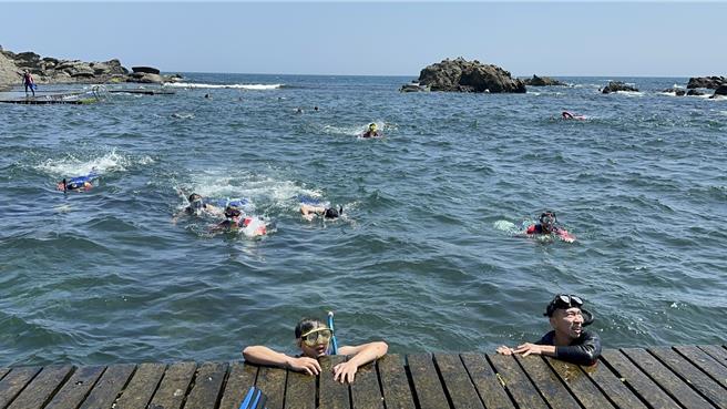 基隆市消防局为增补潜水救援队队员，近日于龙洞湾海洋公园举办潜水人员的入训选拔活动，透过一系列挑战，选出15位潜水人才为民服务。（基隆市消防局提供／徐佑升基隆传真）