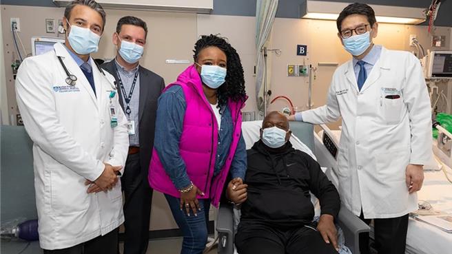 患者斯雷曼（右2）出院時與家人及醫療團隊合影（MGH提供）