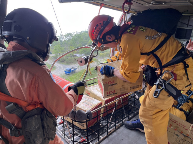 由於北向台9線及西向台8線聯外道路全數中斷，花蓮慘淪孤島，空勤總隊今上午派遣黑鷹直升機前往救援。（圖 / 空勤總隊提供）