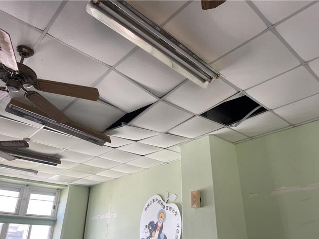 南投县埔里国中受到强震影响，天花板轻钢架掉落位移。（南投县府提供／王煌忠南投传真）