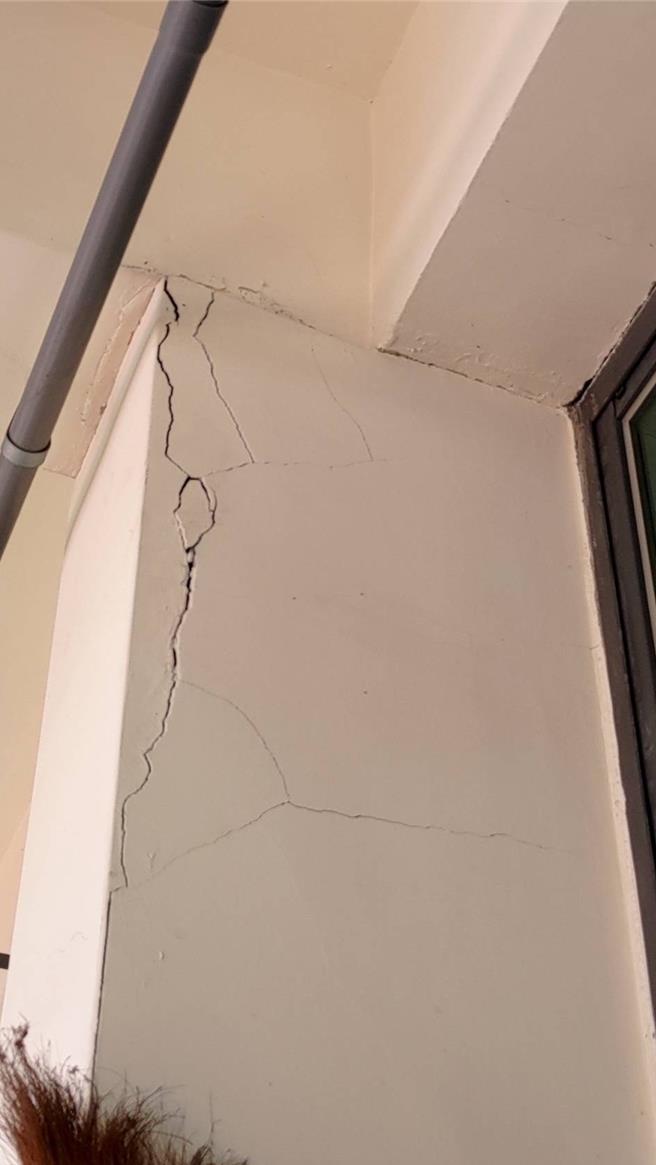 南投县爱兰国小受到花莲强震影响，梁柱出现长条裂缝。（南投县府提供／王煌忠南投传真）