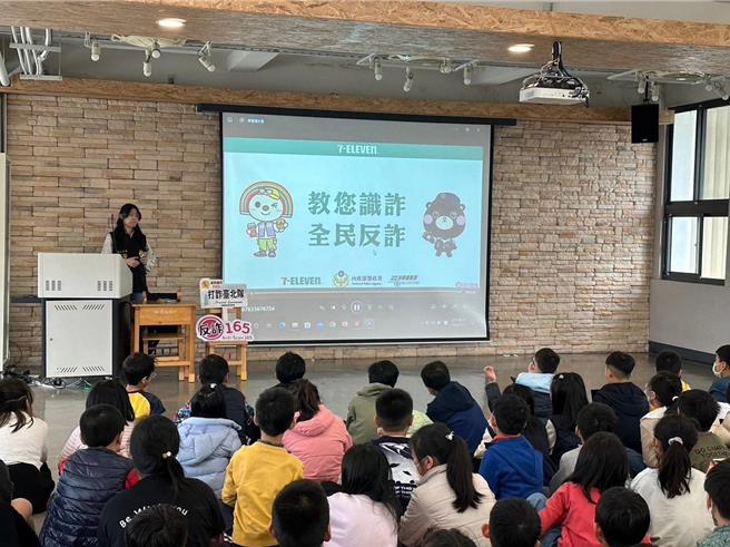 松山分局到各学校宣导反诈骗，提升学生识诈能力。（翻摄照片／林郁平台北传真）