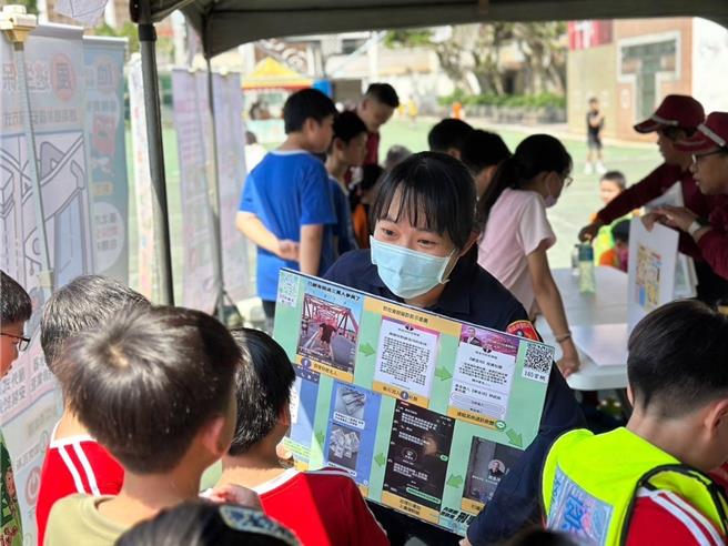 松山分局到校设摊宣导与学生们同乐。（翻摄照片／林郁平台北传真）