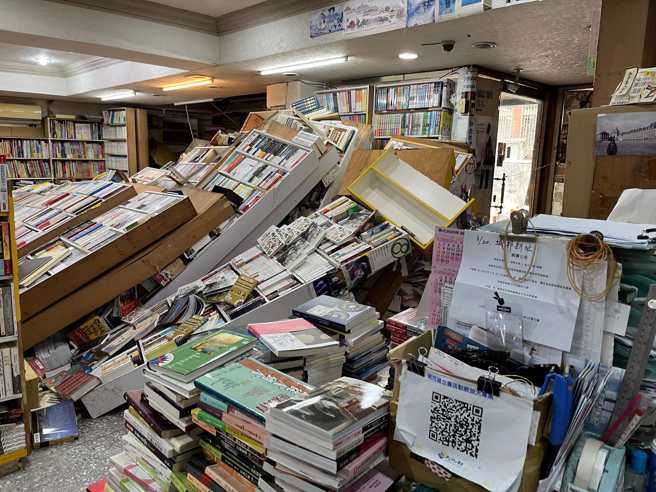 昨天上午发生规模7.2强震，水准书局整排书柜倒下，现场一片混乱，老板紧急发文徵求临时工帮忙整理。（水准书局提供）