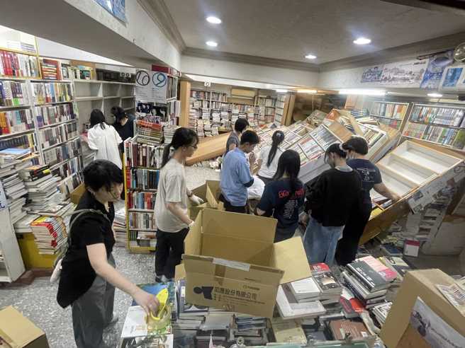 老板急徵临时工，热心民眾看到消息立刻前往店里帮忙。（水准书局提供）