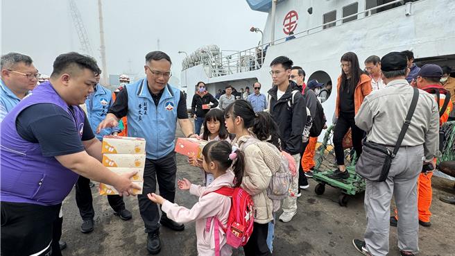 金门副县长李文良(左三)率县府团队至料罗码头迎接返乡旅客，并发送餐盒慰劳其航程之辛劳，亲切的一声「欢迎回家！」也让所有搭船乡亲温暖在心。（于家麒摄）