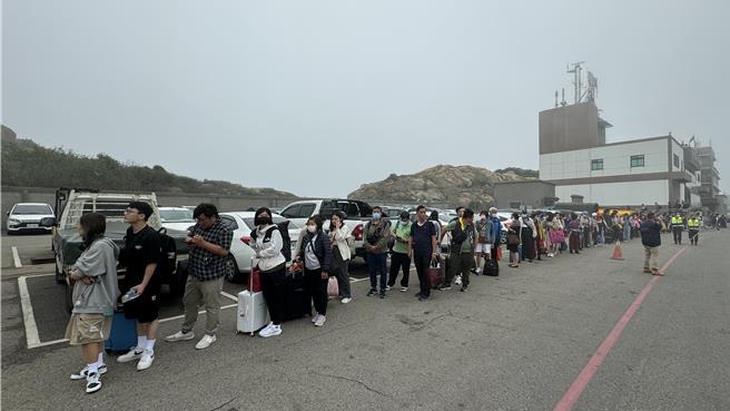 因浓雾遭滞留的298位旅客改搭金门快轮返台，等了2、3天终于补到船位终于可以回家，有民眾形容真有股「逃难」的感觉。（于家麒摄）