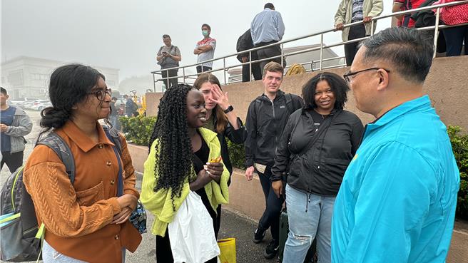 有5位在金门教书的外籍老师也赶搭金门快轮赴台，直言也被金门这种大雾吓了一跳，以前从没遇过这种状况。（于家麒摄）