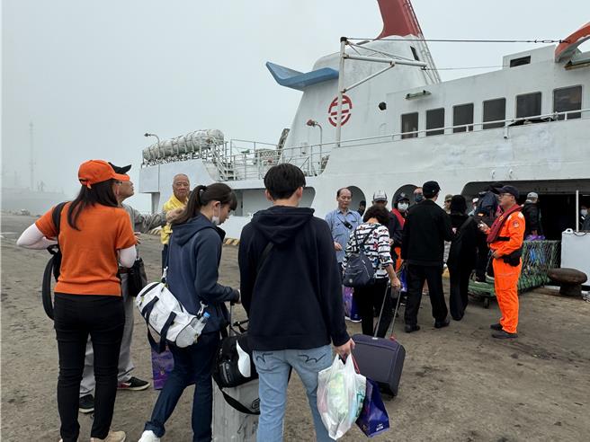 为协助疏运滞留人潮，金门快轮另「加码」抢运298位滞留旅客返台。（于家麒摄）