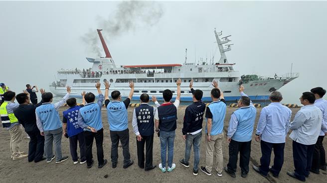 金门快轮稍早于12时10分左右开航驶离料罗港，几近满载抢运298人回台，预计于今晚21时许抵达台中港。(于家麒摄)