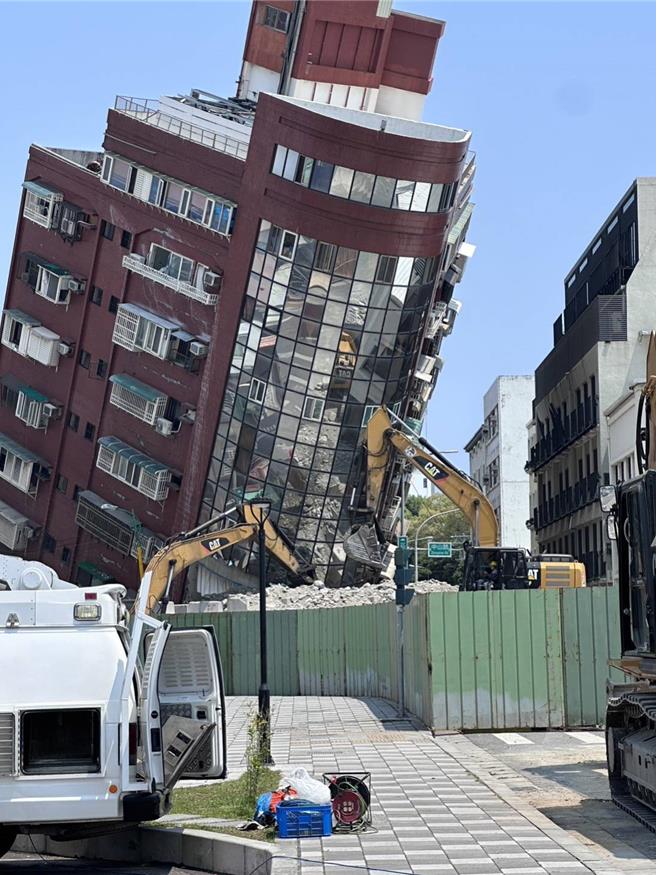 85度C花莲门市人员亲自前往灾区，送饮品替救灾人员打气。（85度C提供／朱世凯台北传真）