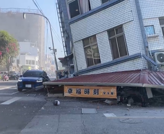 花莲强震造成花莲市北滨街1栋5层楼公寓倾斜，1楼早餐店被压到消失不见。（图 / 民眾提供）