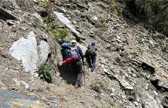 高雄市4人登山隊在信義鄉遭遇強震，受困郡大林道，南投消防人員挺進危險山坡，順利將4人引導下山。（南投消防提供／王煌忠南投傳真）