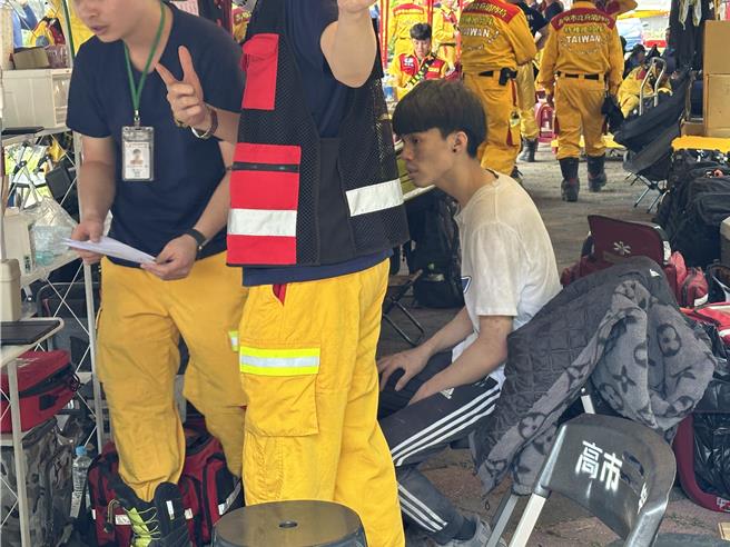 揭姓男輕員工手臂疑似骨折，身上都是灰。（王志偉攝）