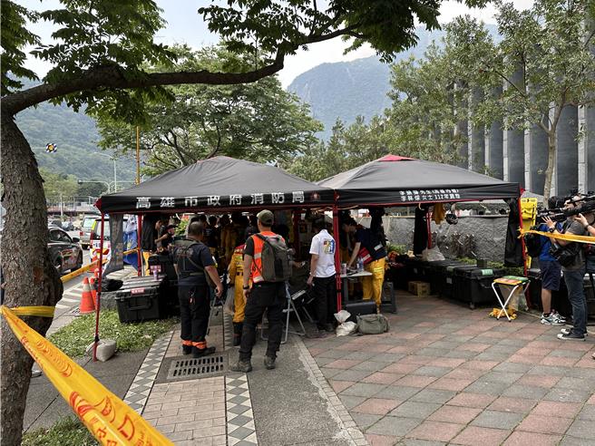 搜救隊集結在公路局太魯閣工務段設置前進指揮所。（王志偉攝）