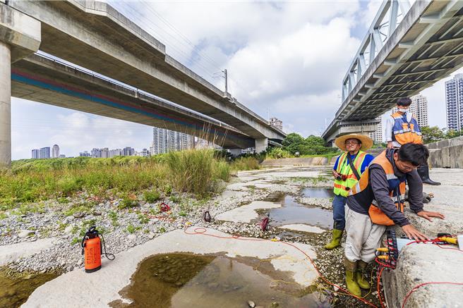 0403花莲大地震后，新竹县政府针对跨头前溪重要桥梁预计10天完成检测，厂商人员检测兴隆桥，布设电线以电磁波收集资料。（罗浚滨摄）