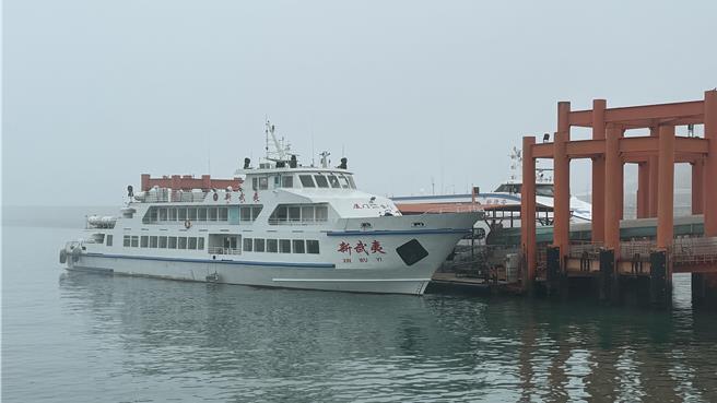 金門地區今日下午開始吹起東北風濃霧漸散，海空交通恢復正常，金廈小三通因能見度已達開航標準，自14時30分起航班恢復航駛。（于家麒攝）