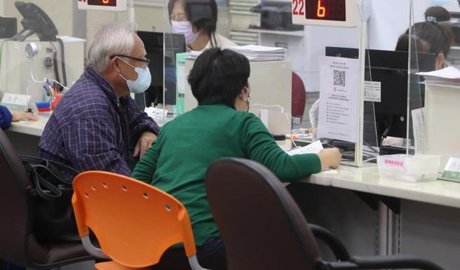 依劳工退休金条例规定，劳工申请月领退休金的年金生命表、平均余命、利率及金额计算，每3年要检讨一次，且依新适用的利率重新核算后发给月退休金金额。（报系资料照）