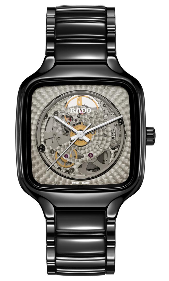 雷达表与森永邦彦推出表盘会变色的True真我系列幻影限量版，8万8400元。（RADO提供）