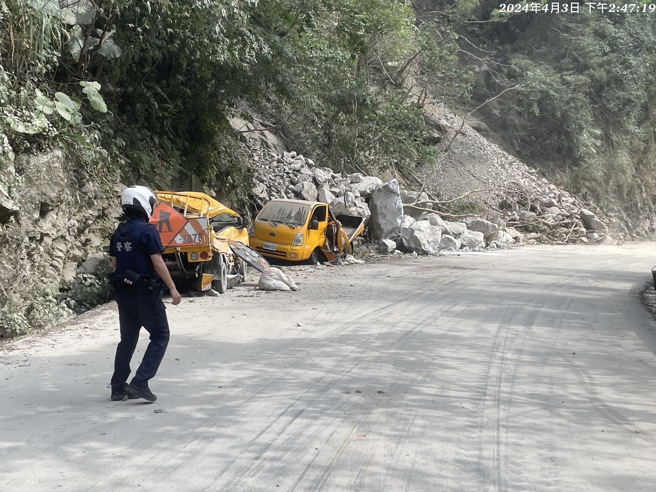 花莲县警察局于花莲分局辖区成立救灾前进指挥所，调派吉安、凤林分局共40名警力，支援花莲分局救灾任务，并向警政署申请保五支援警力40名，目前共投入救灾警力1313人次。（图／警方提供）
