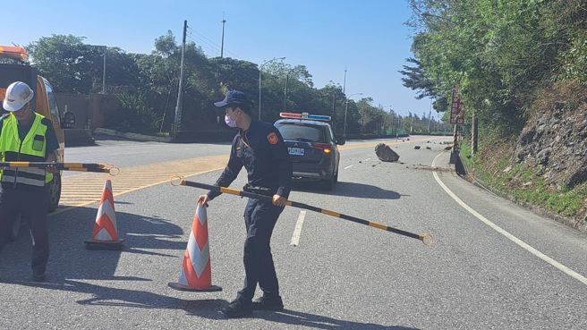 花莲县警察局于花莲分局辖区成立救灾前进指挥所，调派吉安、凤林分局共40名警力，支援花莲分局救灾任务，并向警政署申请保五支援警力40名，目前共投入救灾警力1313人次。（图／警方提供）