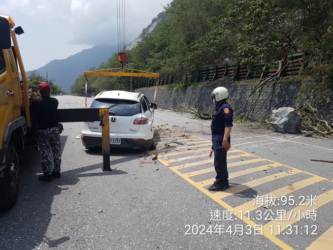 花莲县警察局于花莲分局辖区成立救灾前进指挥所，调派吉安、凤林分局共40名警力，支援花莲分局救灾任务，并向警政署申请保五支援警力40名，目前共投入救灾警力1313人次。（图／警方提供）