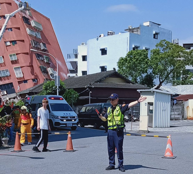 花莲县警察局于花莲分局辖区成立救灾前进指挥所，调派吉安、凤林分局共40名警力，支援花莲分局救灾任务，并向警政署申请保五支援警力40名，目前共投入救灾警力1313人次。（图／警方提供）