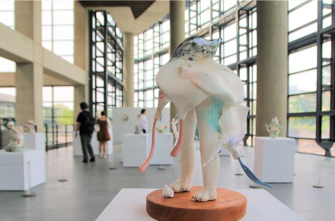 《蝶翼》载负一片片翅膀，以如花绽放的姿态飞舞着。（刘玮晴摄）