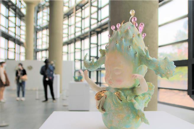 《飞羽植栽》以清新温柔的绿色点缀，植栽小精灵身上半透明的玻璃装饰，为作品增添梦幻轻盈感。（刘玮晴摄）