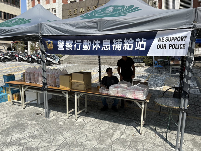 花莲县警察局于花莲分局辖区成立救灾前进指挥所，调派吉安、凤林分局共40名警力，支援花莲分局救灾任务，并向警政署申请保五支援警力40名，目前共投入救灾警力1313人次。（图／警方提供）