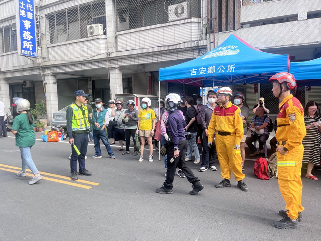 花莲县警察局于花莲分局辖区成立救灾前进指挥所，调派吉安、凤林分局共40名警力，支援花莲分局救灾任务，并向警政署申请保五支援警力40名，目前共投入救灾警力1313人次。（图／警方提供）
