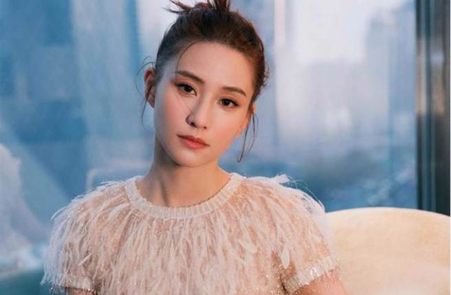 何超蓮超仙街頭照曝光。（圖／微博 何超蓮）