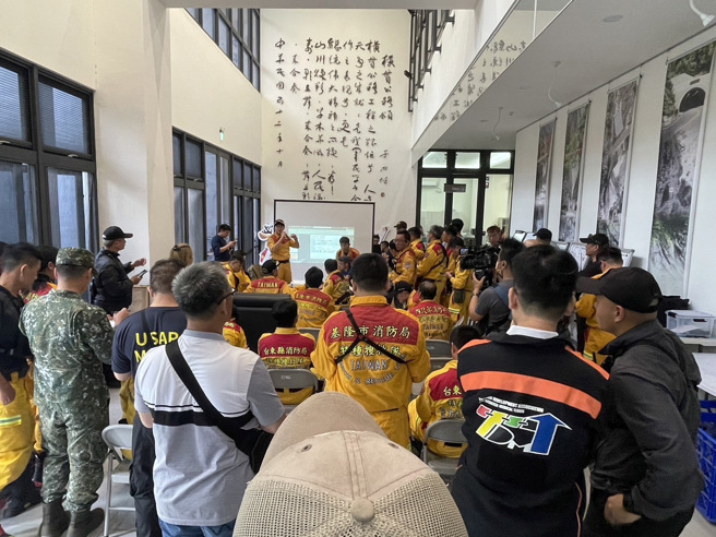 花莲县警察局于花莲分局辖区成立救灾前进指挥所，调派吉安、凤林分局共40名警力，支援花莲分局救灾任务，并向警政署申请保五支援警力40名，目前共投入救灾警力1313人次。（图／警方提供）