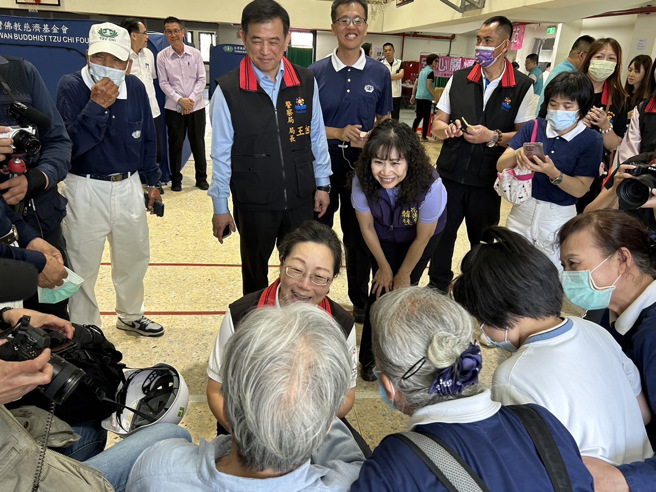 花莲县长慰问灾民。（图／警方提供）