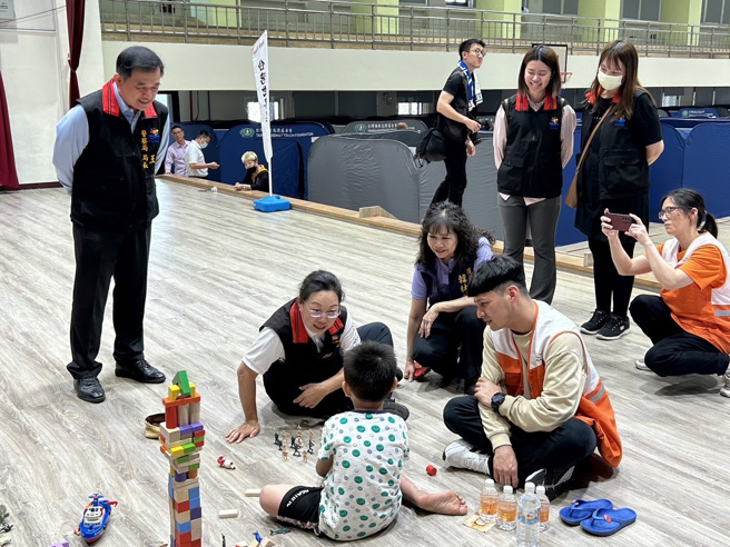 花莲县长慰问灾民。（图／警方提供）