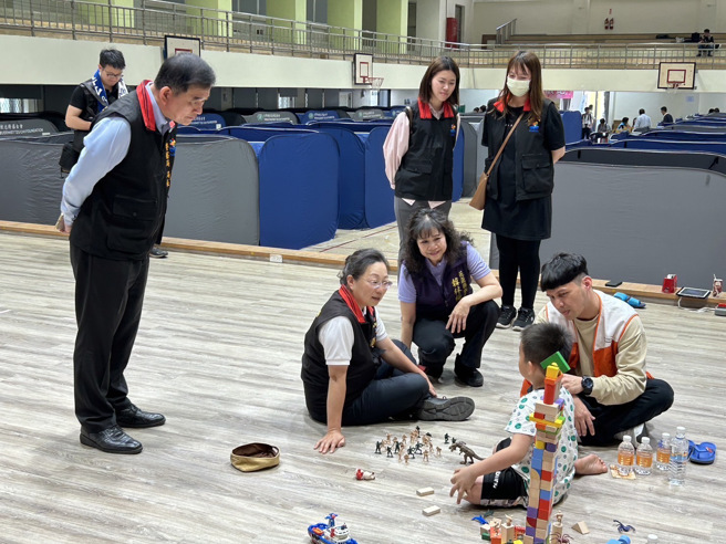 花莲县长慰问灾民。（图／警方提供）