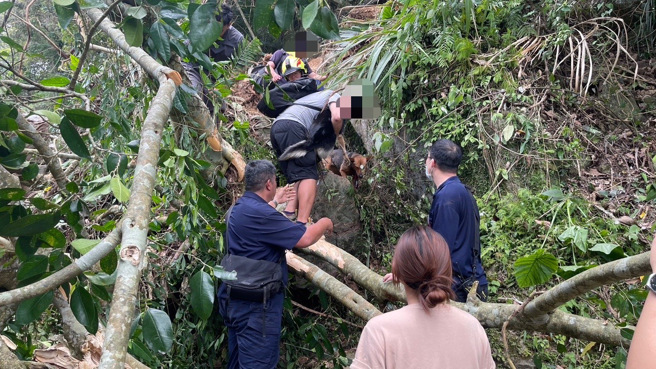 吉安分局水源派出所昨3日上午10時，接獲報案在水源村的露營區有4名遊客受困於露營區，需要警方協助。（圖／警方提供）