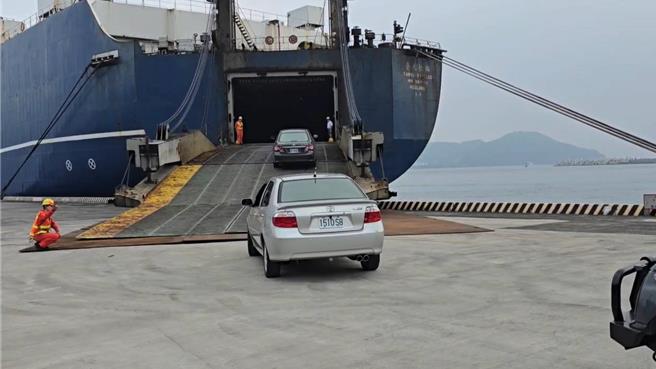 交通部航港局启动海运疏运机制，可载运230辆小客车的台北快轮从苏澳港出发，抵达花莲港后再折返。（民眾提供／李忠一宜兰传真）